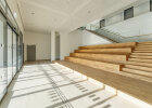 Foyer mit Sitztreppe im Untergeschoss