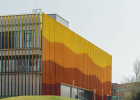 Vorhangfassade in erdigen Farbtönen